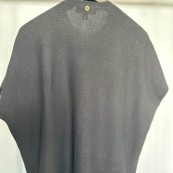 Michael Kors - Two classic ponchos with interchangeable faux-fur trim hood - Picture 7 of 7